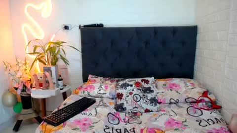 LAURA online show from April 2, 5:54 pm