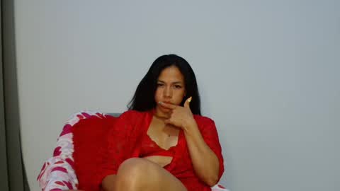 Snapshot of laura_macias chatting on October 12, 9:12 am lau online show from October 12, 9:12 am