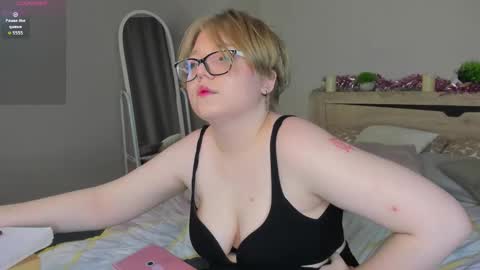 Laura online show from March 8, 2:04 am