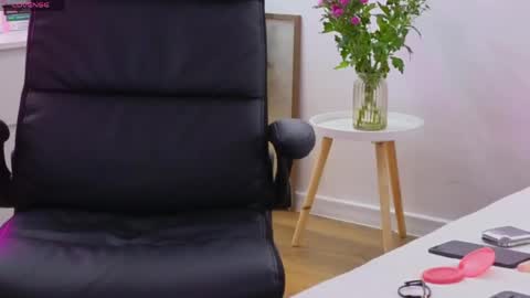 NatalieDelight online show from May 5, 6:27 am
