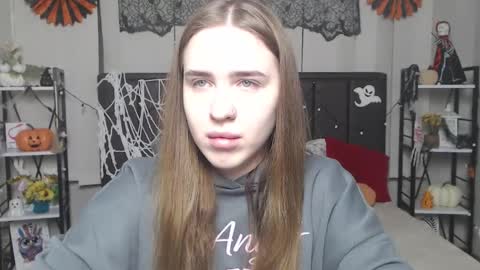 LauraHlot online show from October 29, 7:05 pm