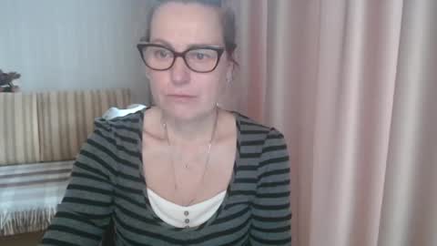 Lauraoven1 online show from February 19, 7:17 am