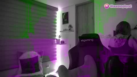 Snapshot of laurasophya chatting on March 4, 3:00 am Laura online show from March 4, 3:00 am