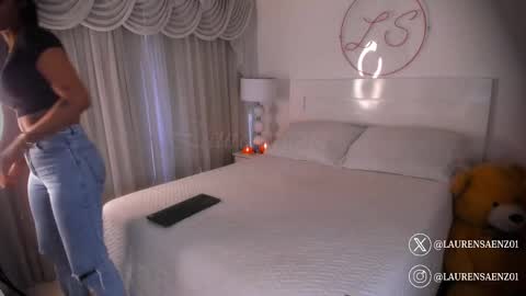 Snapshot of laurensaenz chatting on February 28, 12:09 pm Lauren Saenz online show from February 28, 12:09 pm