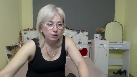 Lauren online show from April 28, 2:27 am