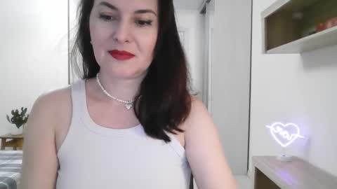 Snapshot of lavender_victoria chatting on February 6, 6:46 pm Diana online show from February 6, 6:46 pm
