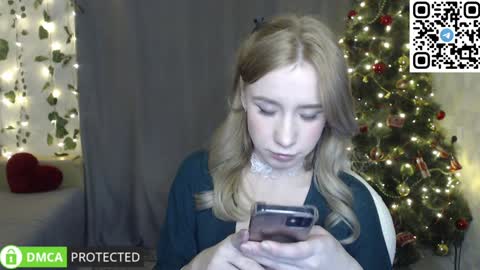 Mia online show from December 17, 11:28 am