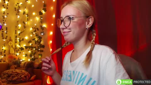 Mia online show from March 27, 7:14 pm