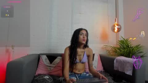 Snapshot of layla_707 chatting on December 7, 2:31 am Layla online show from December 7, 2:31 am