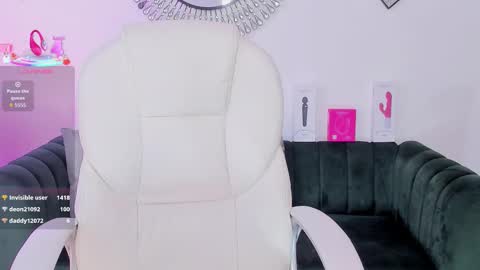 Snapshot of layla_breezee_ chatting on September 28, 2:55 pm Layla Breezee online show from September 28, 2:55 pm