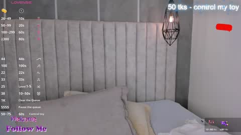 Snapshot of lea_gray chatting on December 13, 7:21 pm online show from December 13, 7:21 pm