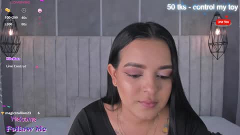 Snapshot of lea_gray chatting on February 5, 7:10 pm online show from February 5, 7:10 pm