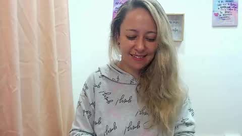Snapshot of leah_susman chatting on December 5, 1:47 am leah_susman online show from December 5, 1:47 am
