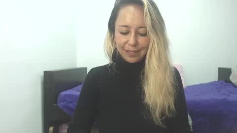 Snapshot of leah_susman chatting on September 25, 2:21 am leah_susman online show from September 25, 2:21 am
