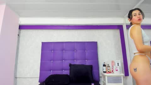 leamoreau__ online show from October 14, 12:19 pm