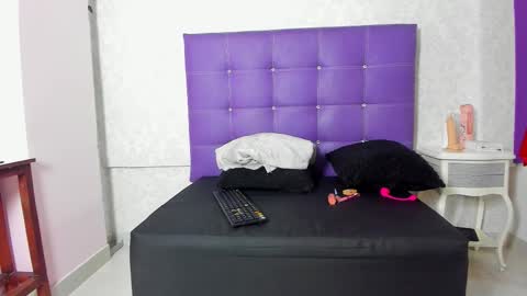 leamoreau__ online show from November 6, 11:49 am