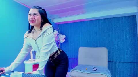 leamoreau__ online show from December 18, 12:32 pm