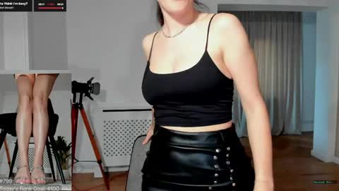 Elle  online show from April 25, 4:48 pm