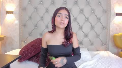 Snapshot of leigh_angels chatting on February 21, 9:43 pm LEIGH ANGELS online show from February 21, 9:43 pm