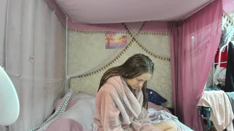 leila_bambi_ online show from March 29, 6:40 pm