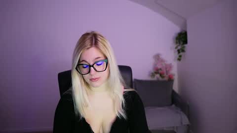 leokitty  online show from March 22, 2:12 pm