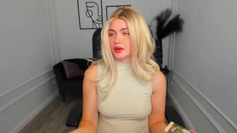Snapshot of lesliemineg chatting on October 3, 8:03 pm lesliemineg online show from October 3, 8:03 pm