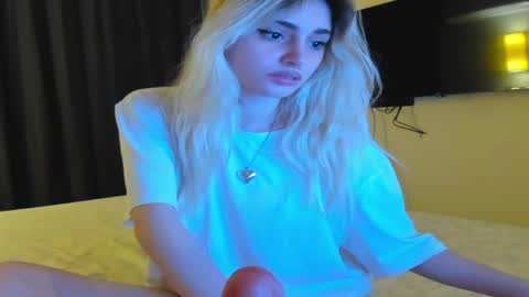 lesyaliss online show from April 22, 7:00 pm