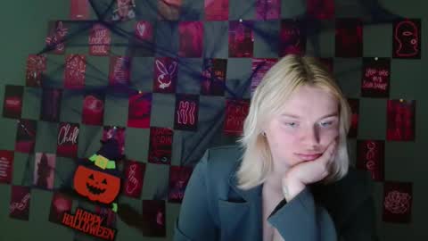 Snapshot of leyla_le chatting on October 8, 7:02 am Leyla online show from October 8, 7:02 am
