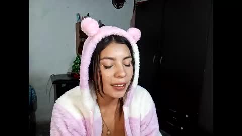 Snapshot of lia_hottie chatting on December 13, 11:13 am Lia online show from December 13, 11:13 am