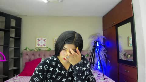 Snapshot of lia_keen chatting on February 3, 8:24 pm lia online show from February 3, 8:24 pm