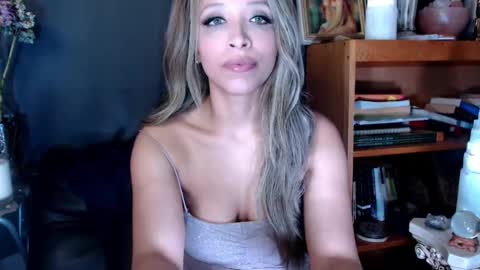 Snapshot of liadivina chatting on January 3, 7:27 am Lia Divina online show from January 3, 7:27 am