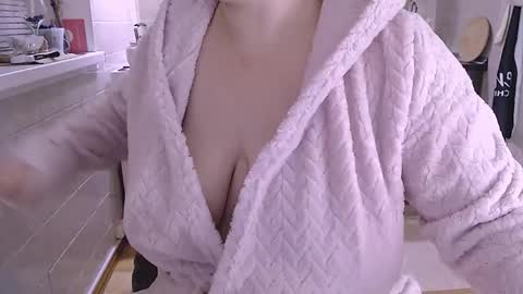Snapshot of liahsofty chatting on September 28, 10:04 pm miss Lia colection for travel online show from September 28, 10:04 pm
