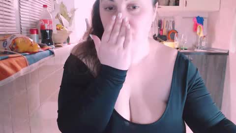 Snapshot of liahsofty chatting on January 1, 5:44 pm miss Lia colection for travel online show from January 1, 5:44 pm