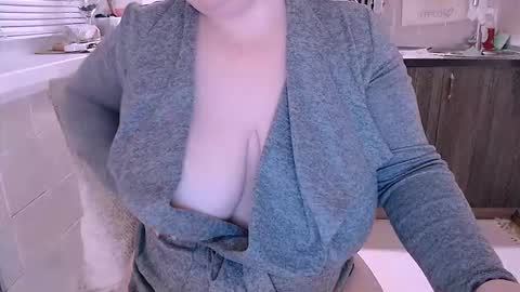 Snapshot of liahsofty chatting on October 3, 9:53 pm miss Lia colection for travel online show from October 3, 9:53 pm