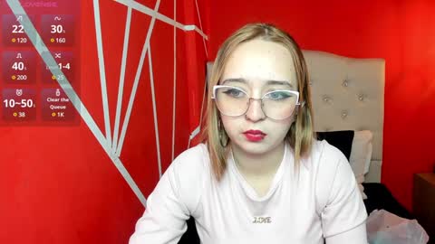 Snapshot of liaroberts1 chatting on December 19, 12:23 pm Lia Roberts online show from December 19, 12:23 pm