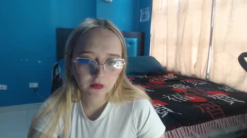 Snapshot of liaroberts1 chatting on October 6, 12:00 pm Lia Roberts online show from October 6, 12:00 pm