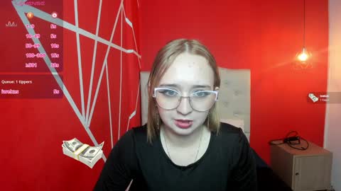 Snapshot of liaroberts1 chatting on December 9, 12:08 pm Lia Roberts online show from December 9, 12:08 pm