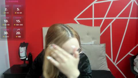 Snapshot of liaroberts1 chatting on January 10, 12:04 pm Lia Roberts online show from January 10, 12:04 pm