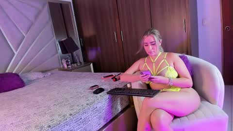 Snapshot of liarussell_ chatting on October 7, 9:41 pm lia online show from October 7, 9:41 pm