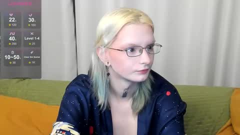 Snapshot of lika_haris chatting on October 15, 5:37 pm Lika online show from October 15, 5:37 pm