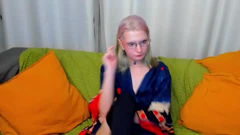 Snapshot of lika_haris chatting on October 18, 7:15 pm Lika online show from October 18, 7:15 pm