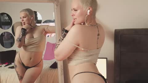 likaaberry online show from October 10, 4:39 am