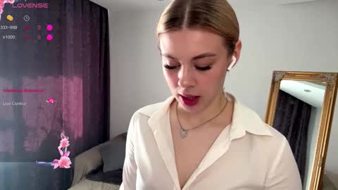 Snapshot of lil_elisa chatting on October 10, 10:09 am Elisa online show from October 10, 10:09 am