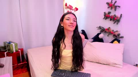 Snapshot of lila_elliot chatting on December 23, 7:52 pm Lila online show from December 23, 7:52 pm