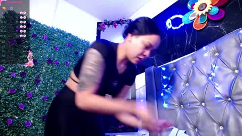 Snapshot of lila_gummy_ chatting on December 7, 10:56 am online show from December 7, 10:56 am