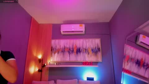 holis soy lily chang no olvides el pulgar arriba es muy importante para mi 3 independent model online show from April 24, 9:39 pm