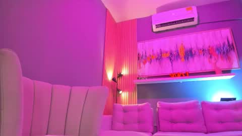 holis soy lily chang no olvides el pulgar arriba es muy importante para mi 3 independent model online show from February 18, 8:08 pm