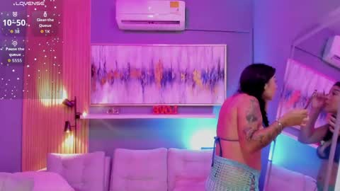 holis soy lily chang no olvides el pulgar arriba es muy importante para mi 3 independent model online show from April 16, 7:46 pm