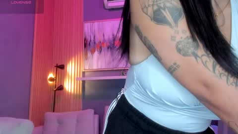 holis soy lily chang no olvides el pulgar arriba es muy importante para mi 3 independent model online show from June 8, 6:30 pm