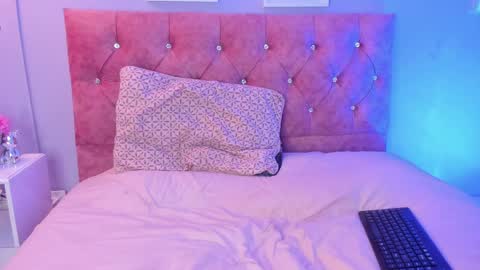 lilirousee online show from April 10, 7:31 pm